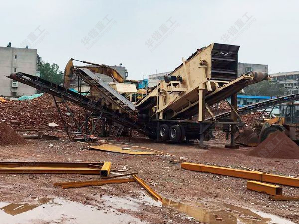 移動(dòng)式建筑垃圾處理系統(tǒng)生產(chǎn)現(xiàn)場